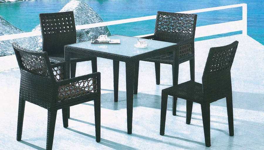Dark Wicker 4-Seater with Glass Top